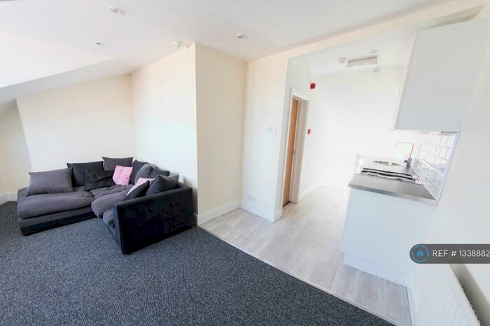 1 Bedroom Flat To Rent In Queens Road, Buckhurst Hill, IG9