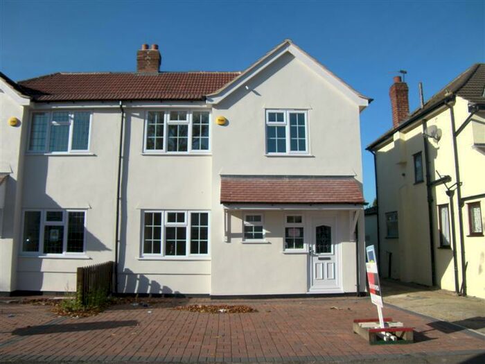 4 Bedroom Semi-Detached Bungalow To Rent In Coronation Drive Hornchurch Essex, RM12