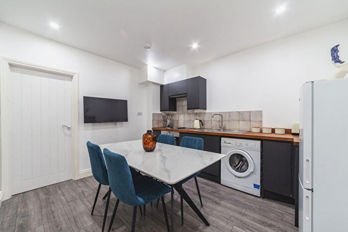 2 Bedroom Flat To Rent In Llanvanor Road, London, NW2