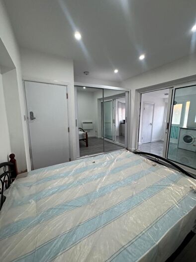 1 Bedroom Flat To Rent In Lampton Road, Hounslow, TW3