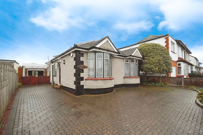 3 Bedroom Bungalow For Sale In Bridgwater Drive, Westcliff-On-Sea, Essex, SS0