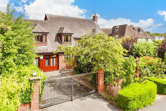 4 Bedroom Detached House For Sale In Farm End, London, E4