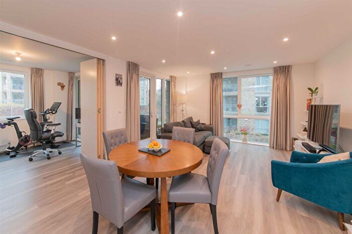 3 Bedroom Flat To Rent In Medawar Drive, London, NW7