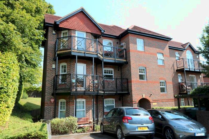 1 Bedroom Flat To Rent In Shrubbery Close, High Wycombe, HP13