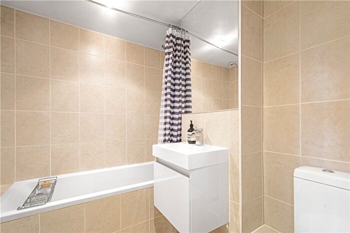 1 Bedroom Flat To Rent In Pages Walk, London, SE1