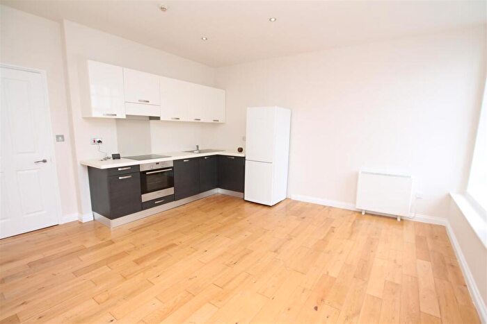 1 Bedroom Flat To Rent In Hill House, Western Road, Hove, BN3