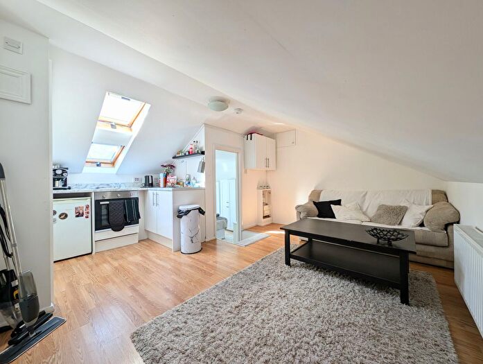 1 Bedroom Flat To Rent In Grosvenor Road, London, N3
