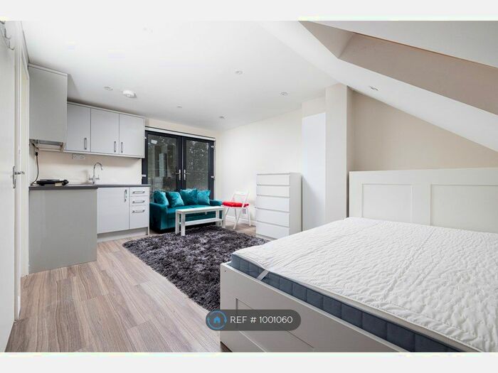 Studio To Rent In Watford Way, London, NW4