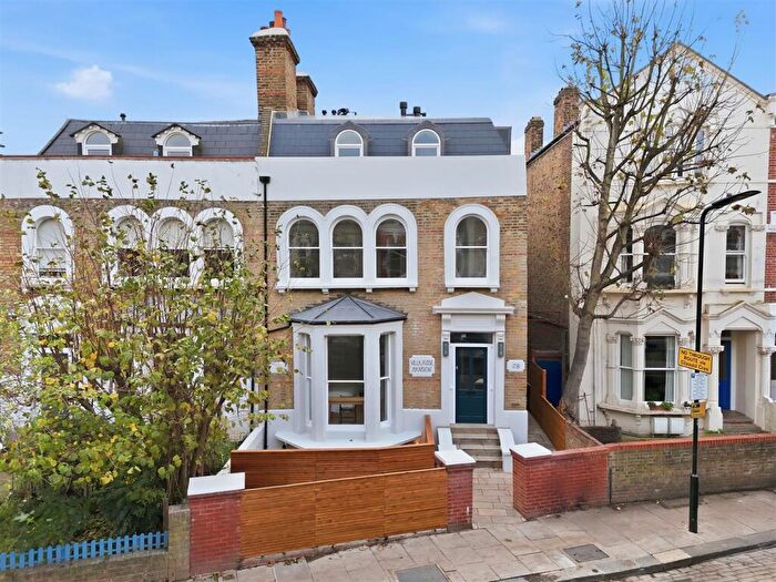 2 Bedroom Flat For Sale In Clissold Crescent, Stoke Newington, N16