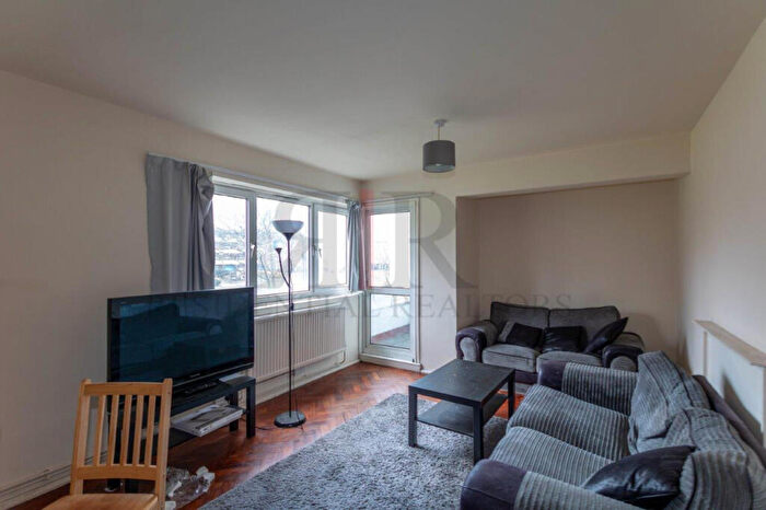 3 Bedroom Flat To Rent In Otto Street, SE17