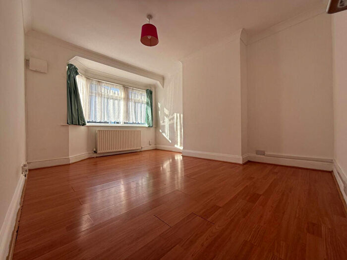 2 Bedroom Maisonette To Rent In Oakleigh Close, London, N20