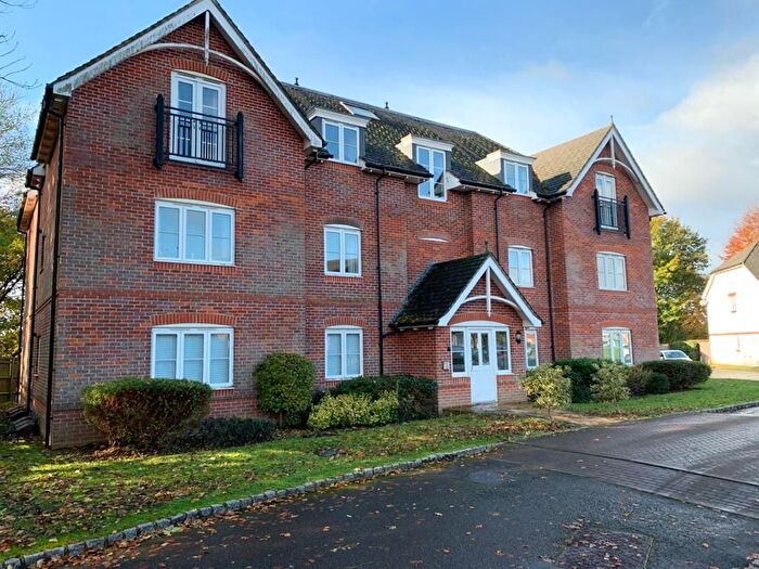 1 Bedroom Flat For Sale In Admiral Way, Godalming, GU7