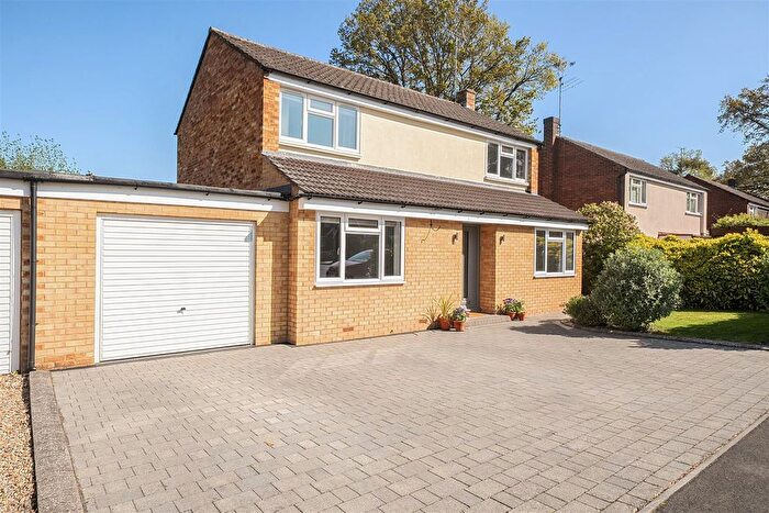 4 Bedroom Link Detached House For Sale In Lyneham Road Crowthorne, Berkshire, RG45