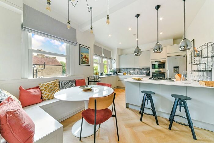 3 Bedroom Flat To Rent In Glengarry Road, London, SE22