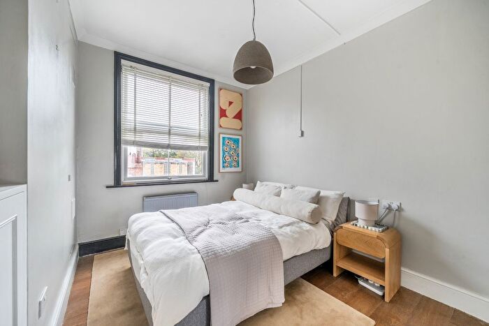 1 Bedroom Flat For Sale In Chiswick High Road, Chiswick, London, W4