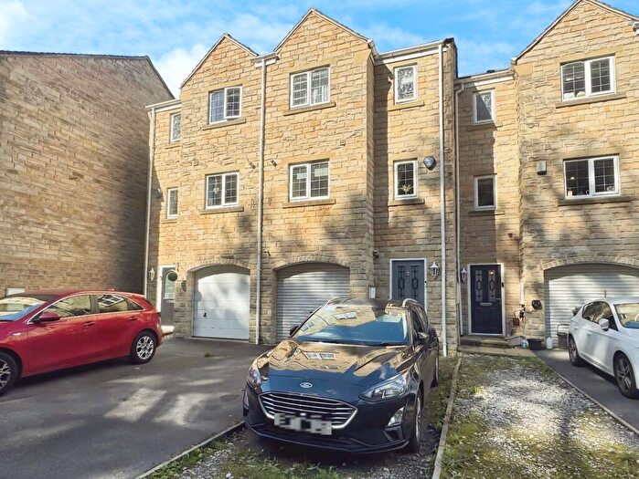 4 Bedroom Terraced House For Sale In Mill Stream Drive, Luddendenfoot, Halifax, HX2
