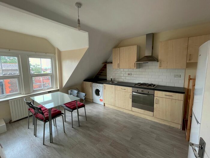 2 Bedroom Flat To Rent In Streatham High Road, London, SW16