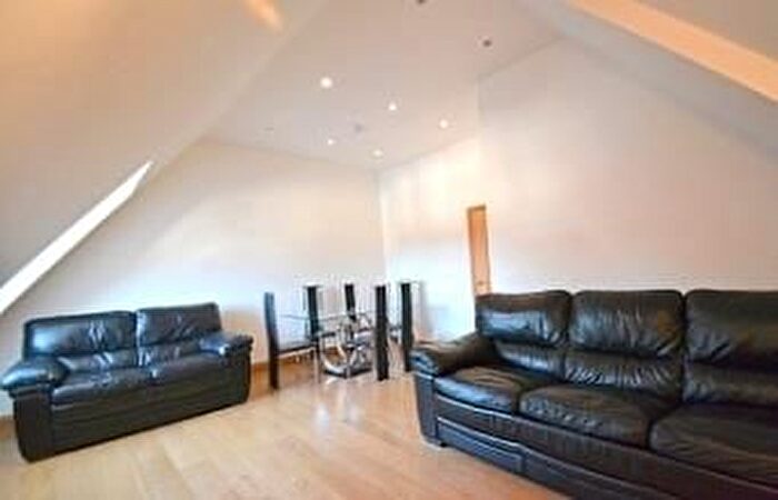 2 Bedroom Flat To Rent In Beechcroft Avenue, Golders Green, London, NW11