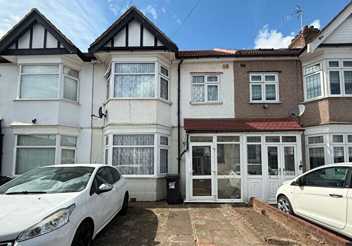 3 Bedroom Terraced House For Sale In Mansted Gardens, Romford, Essex, RM6