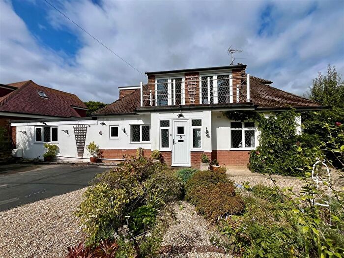 4 Bedroom Chalet For Sale In Sea Road, Fairlight, TN35