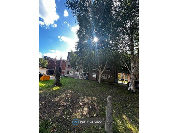 2 Bedroom Flat To Rent In Oakleigh Park North, London, N20