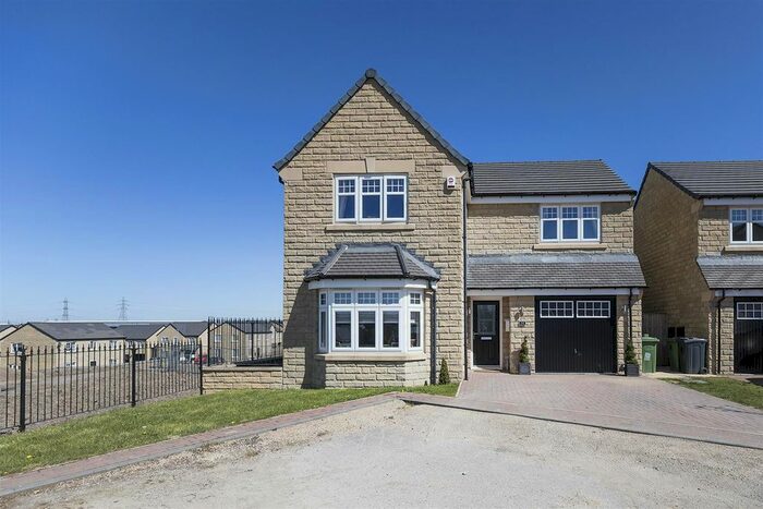4 Bedroom Detached House For Sale In Pavilion View, Lindley, Huddersfield, HD3