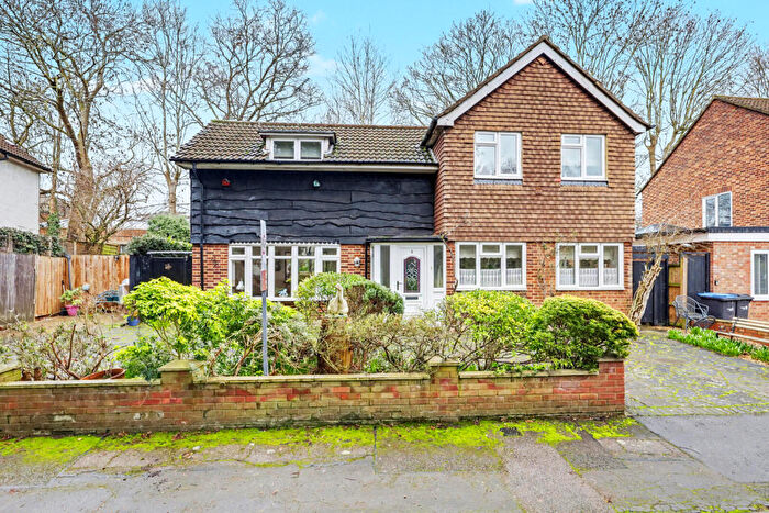 3 Bedroom Detached House For Sale In Castleleigh Court, Enfield, EN2