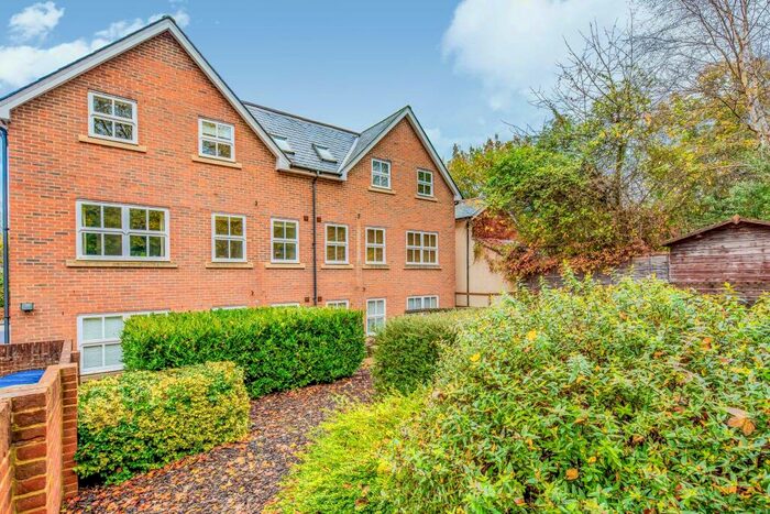 2 Bedroom Flat To Rent In William Court, Farnborough, GU14