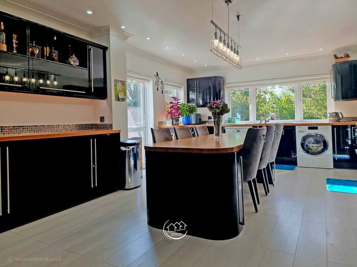 4 Bedroom Semi-Detached House To Rent In Hadley Road, London, EN2