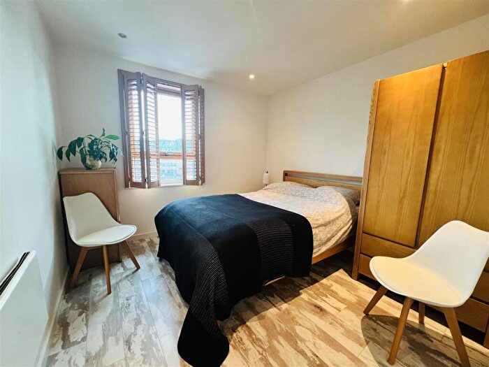 2 Bedroom Apartment To Rent In The Gateway South, Marsh Lane, Leeds City Centre, LS9