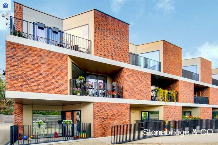 3 Bedroom Apartment To Rent In Pinnacle Close, N10