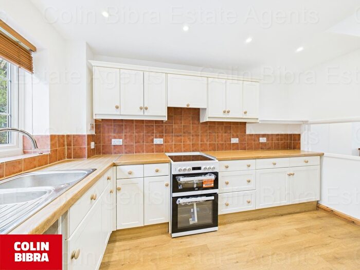 2 Bedroom Flat To Rent In College Court, The Mall, London, W5