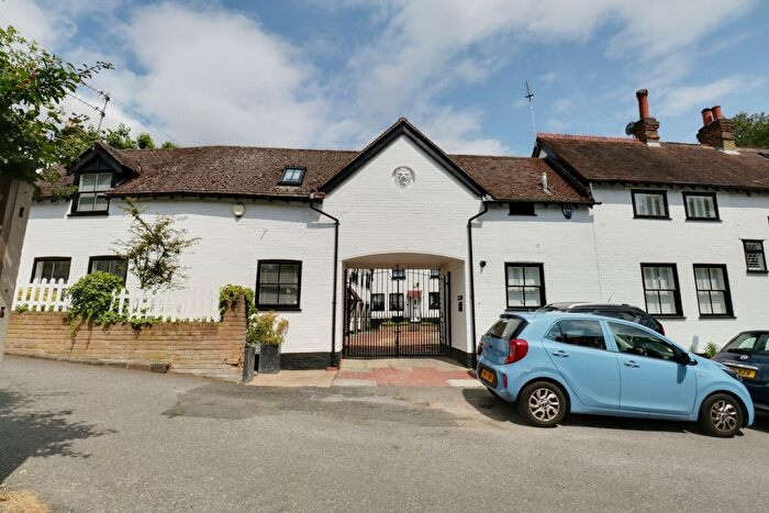 2 Bedroom Mews To Rent In Susan Wood, Chislehurst, Kent, BR7
