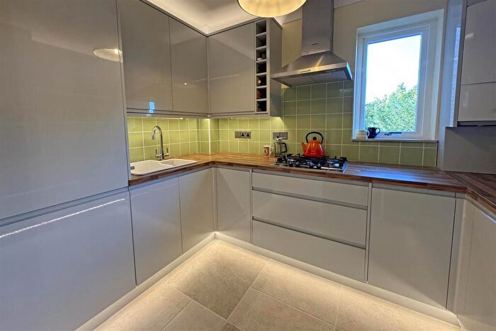 2 Bedroom Flat For Sale In Godalming, GU7