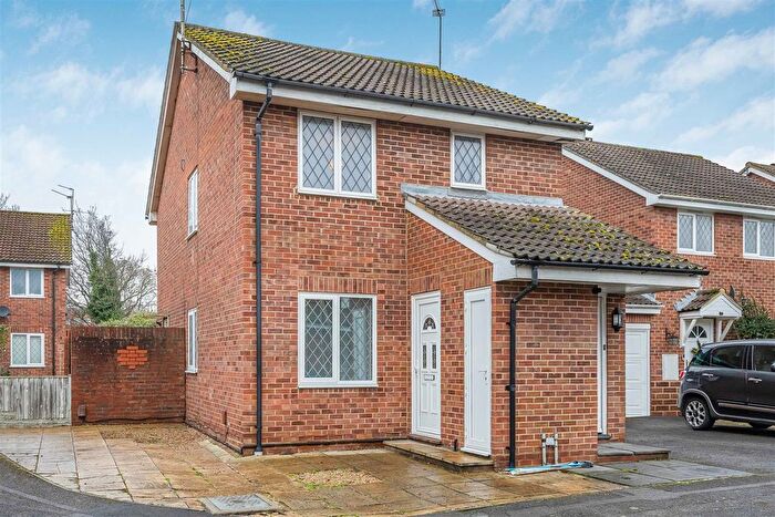 1 Bedroom Maisonette For Sale In The Willows, Caversham, Reading, Berkshire, RG4