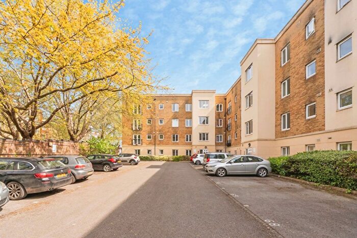 2 Bedroom Flat For Sale In William Street, Bedminster, Bristol, Somerset, BS3