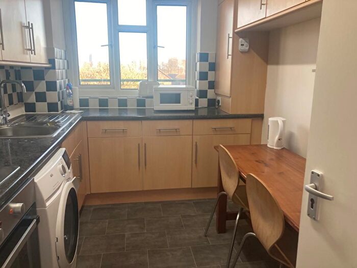 3 Bedroom Flat To Rent In Ernest Street, Stepney/Mile End, E1