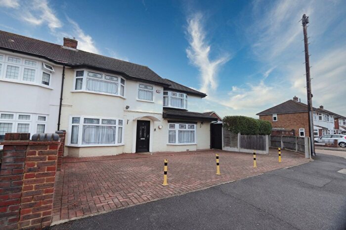 5 Bedroom Semi-Detached House To Rent In Ryder Gardens, Rainham, RM13