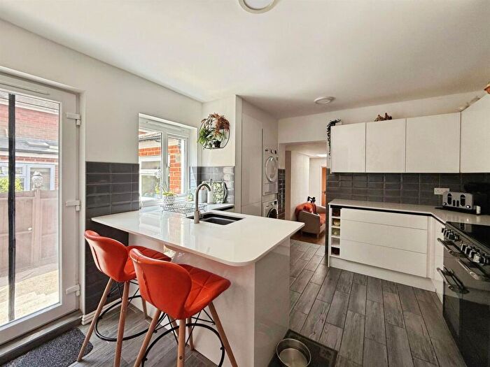 5 Bedroom Semi Detached House For Sale In Grove Road, PO36