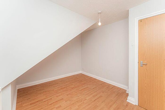 2 Bedroom Flat For Sale In Ellenborough Road, London, N22