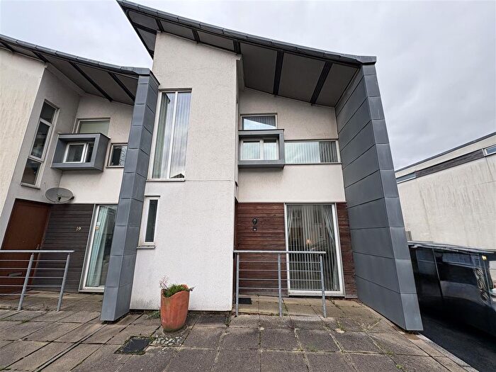 3 Bedroom Semi-Detached House For Sale In Lloyd Wright Avenue, Beswick, Manchester, M11