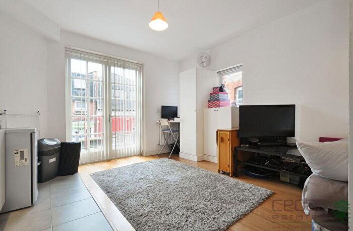 Flat To Rent In North End Road, Golders Green, NW11