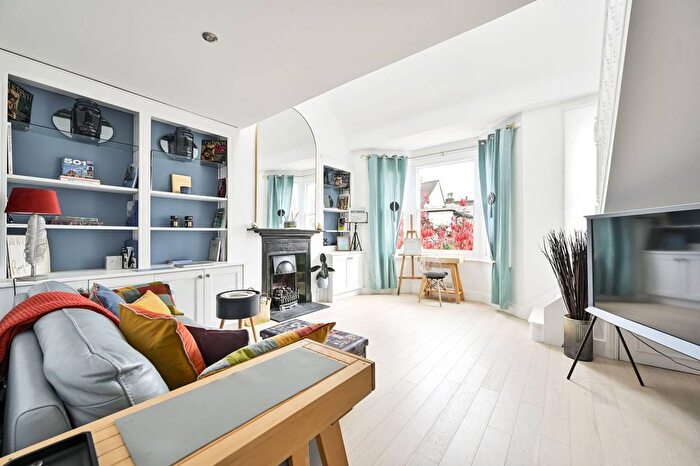 2 Bedroom Flat To Rent In Bronsart Road, Fulham, London, SW6