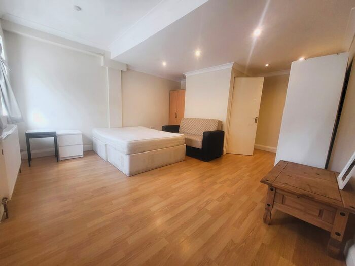 Studio To Rent In Garratt Lane, Wandsworth, London, SW18