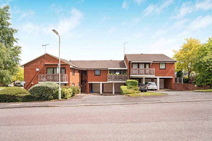 2 Bedroom Flat For Sale In Tuffnells Way, Harpenden, AL5