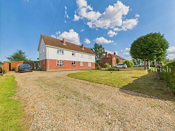 3 Bedroom Semi-Detached House For Sale In The Street, Fersfield, IP22