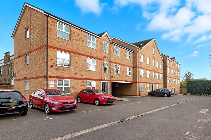 2 Bedroom Flat For Sale In Chase Court Gardens, Southchurch Village, Southend-On-Sea, Essex, SS1