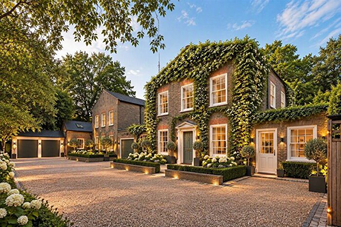 4 Bedroom Detached House For Sale In Winter Box Walk, Richmond, TW10