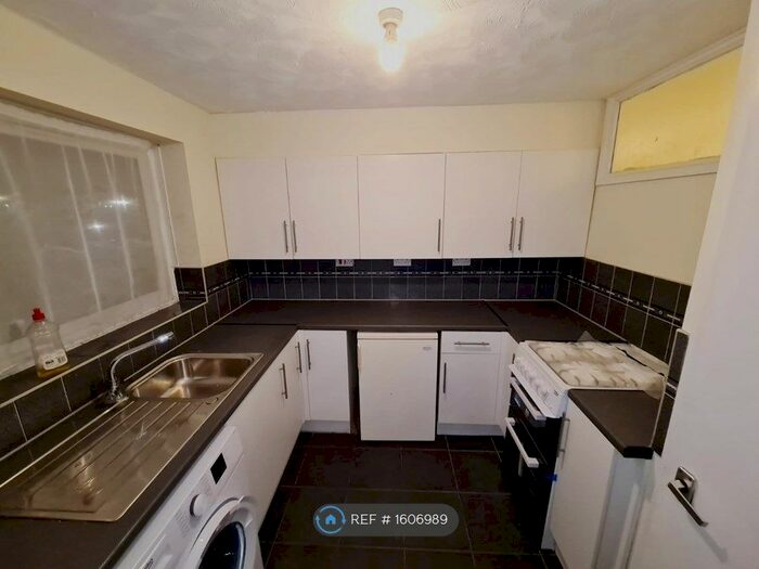 2 Bedroom Flat To Rent In Gurney Close, Barking, IG11