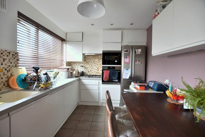 2 Bedroom Maisonette To Rent In Garfield Road, Canning Town, E13
